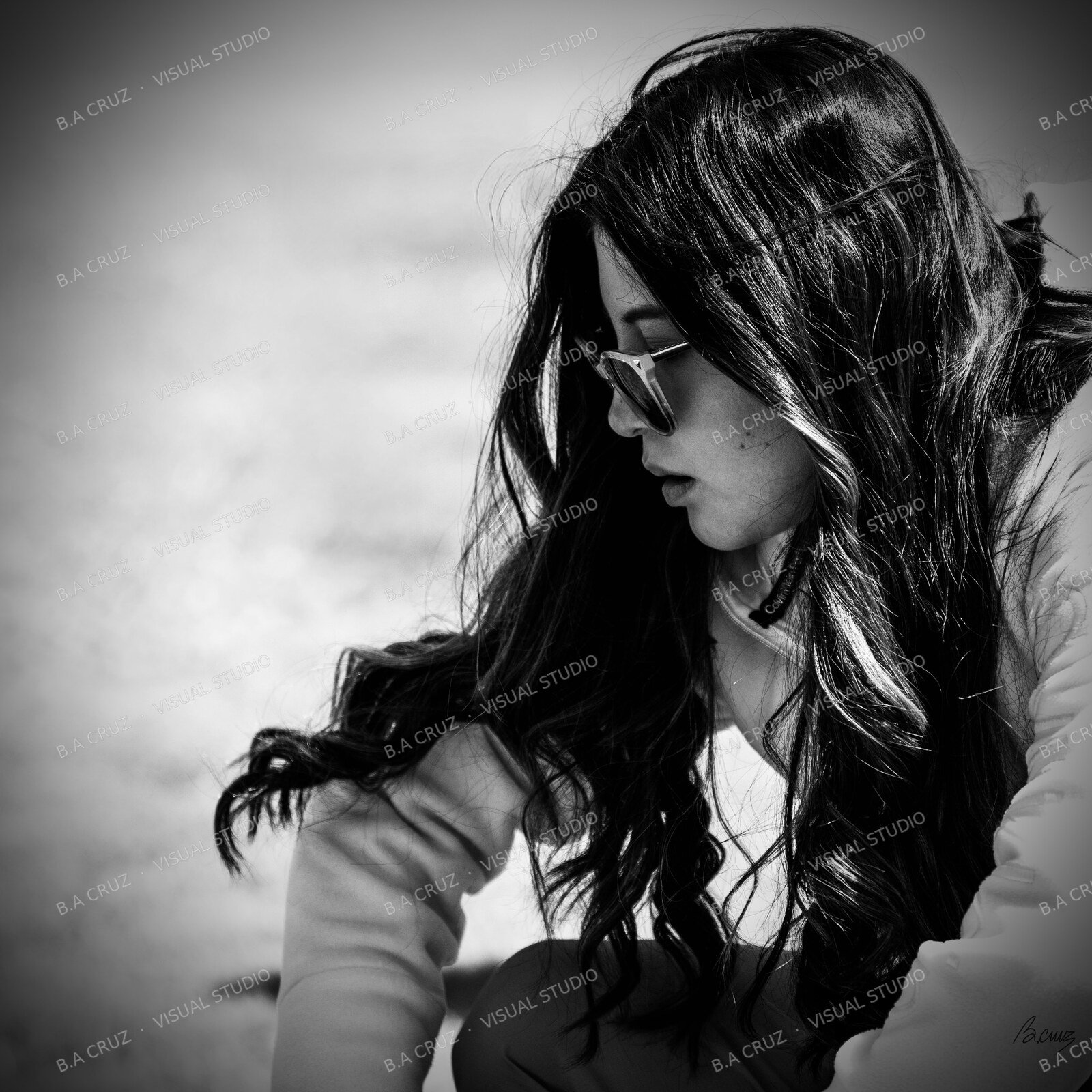 Retrato femenino en blanco y negro por B.A Cruz Visual Studio